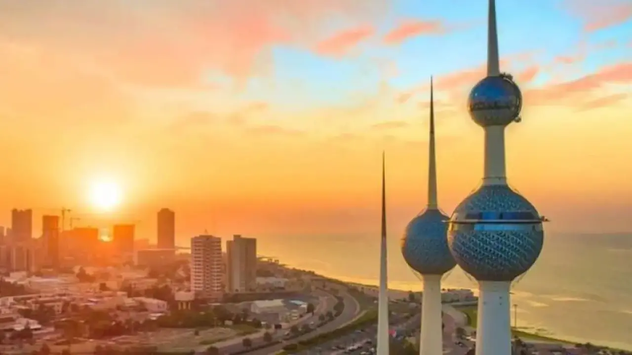 توقعات بأمطار رعدية ورياح نشطة وضباب كثيف في أجواء الكويت الأيام المقبلة